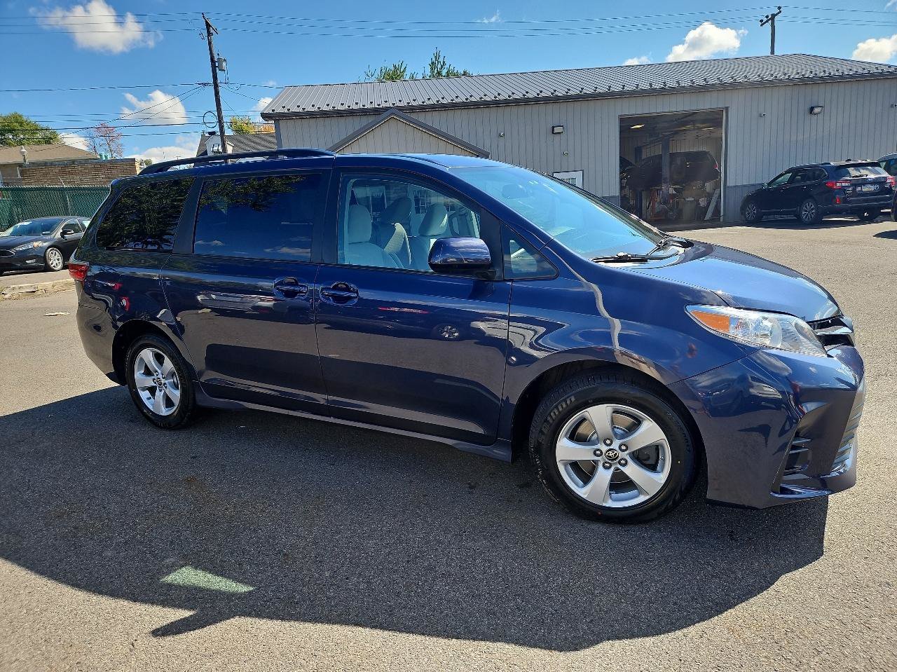 Used 2020 Toyota Sienna LE FWD image 2