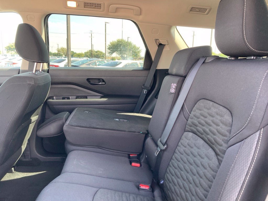 Used 2025 Nissan Pathfinder SV FWD image 11