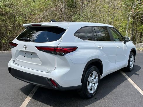 Used 2023 Toyota Highlander LE FWD image 5