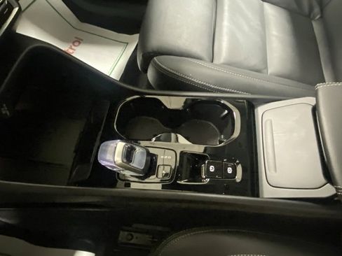 Used 2025 Volvo XC40 B5 Plus image 27