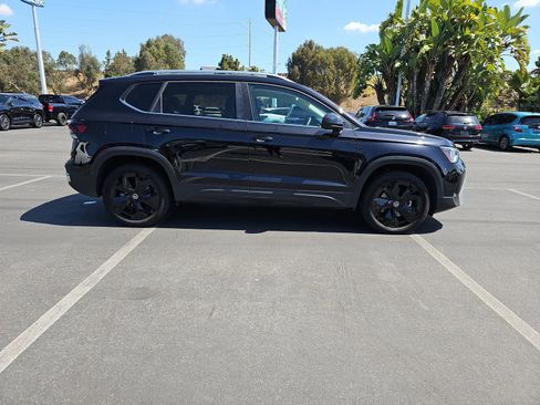 Used 2025 Volkswagen Taos SE w/ Panoramic Sunroof Package image 4