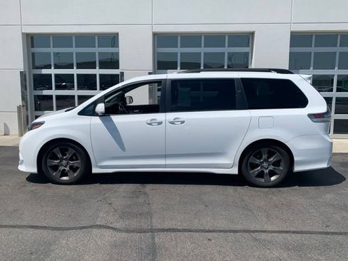 Used 2016 Toyota Sienna SE w/ SE Preferred Package FWD image 3