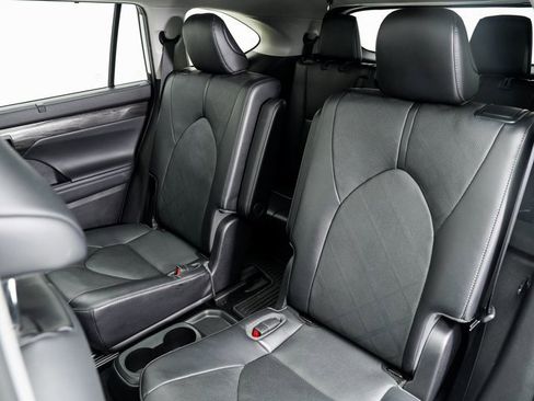 Used 2022 Toyota Highlander Platinum image 24