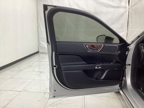 Used 2017 Lincoln Continental Select image 18