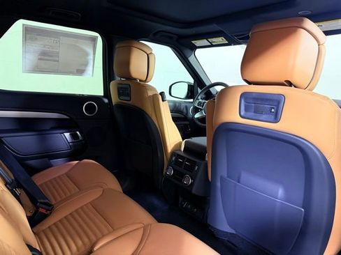 Certified 2025 Land Rover Discovery Dynamic SE image 32