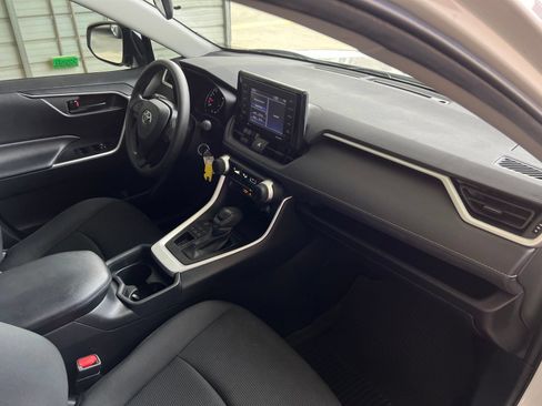 Used 2021 Toyota RAV4 LE AWD/4WD image 17