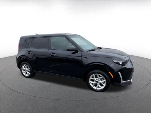 Used 2025 Kia Soul LX w/ LX Technology Package FWD image 2