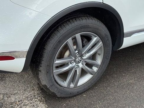 Used 2015 Volkswagen Touareg TDI AWD/4WD image 39
