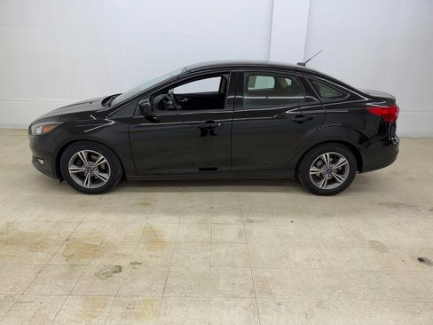 Used 2018 Ford Focus SE w/ SE Appearance Package image 2