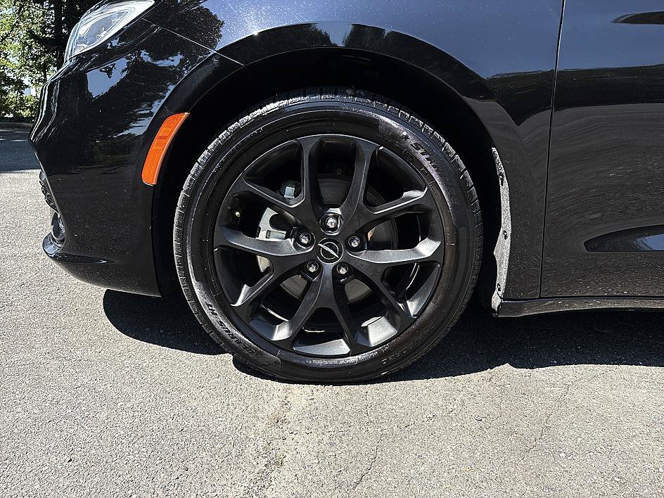 Used 2025 Chrysler Pacifica Limited FWD image 18