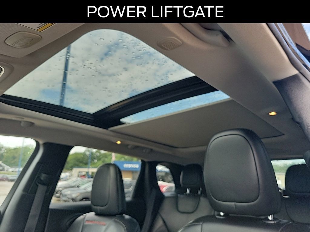 Used 2019 Jeep Cherokee Trailhawk w/ Comfort/Convenience Group AWD/4WD image 32