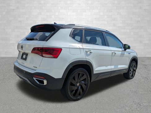 Used 2024 Volkswagen Taos SE w/ Panoramic Sunroof Package AWD/4WD image 2