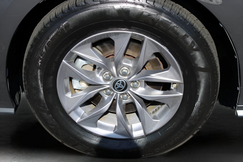 Certified 2025 Toyota Sienna XLE FWD image 3