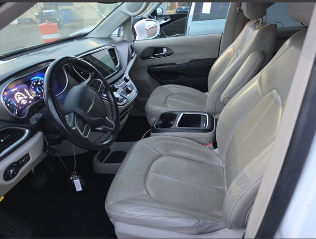 Used 2021 Chrysler Pacifica Touring-L FWD image 9