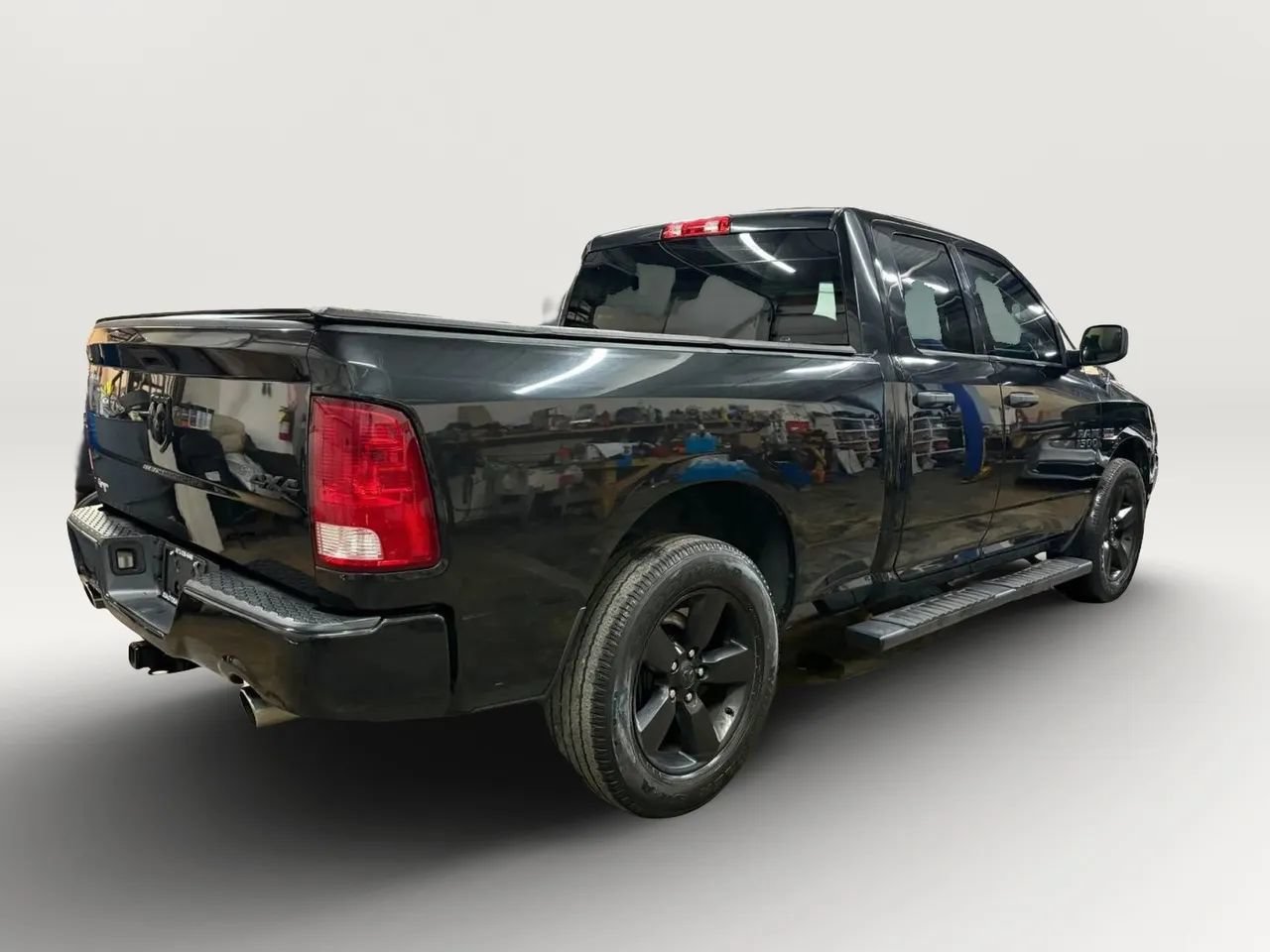 Used 2018 RAM 1500 Express w/ Black Ram 1500 Express Group AWD/4WD image 8