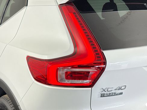 Used 2025 Volvo XC40 B5 Core image 36