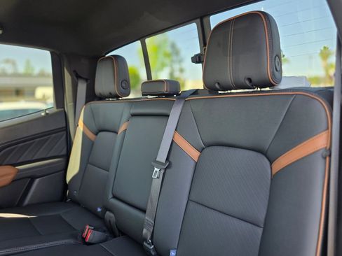 Used 2025 GMC Canyon AT4 w/ AT4 Premium Package AWD/4WD image 15