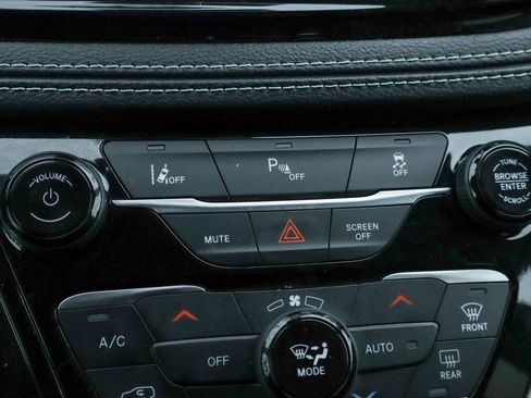 Used 2023 Chrysler Pacifica Touring-L image 33