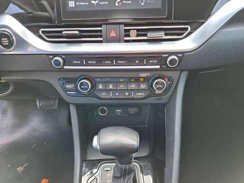 Used 2020 Kia Niro LXS FWD image 28