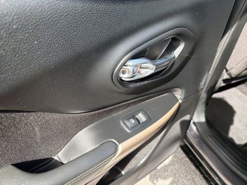 Used 2018 Jeep Cherokee Latitude image 19