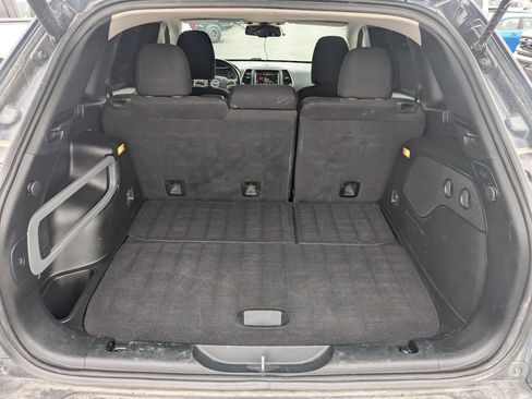 Used 2017 Jeep Cherokee Latitude w/ Comfort/Convenience Group AWD/4WD image 31