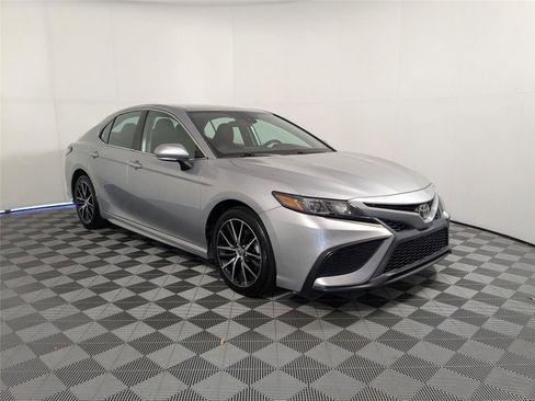 Certified 2022 Toyota Camry SE image 3