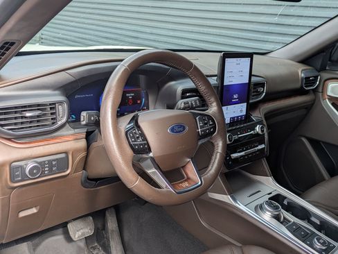 Used 2022 Ford Explorer King Ranch w/ Premium Technology Package image 11