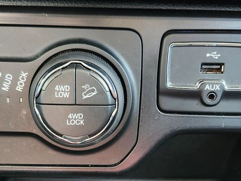 Used 2018 Jeep Renegade Trailhawk w/ Cold Weather Group II image 29