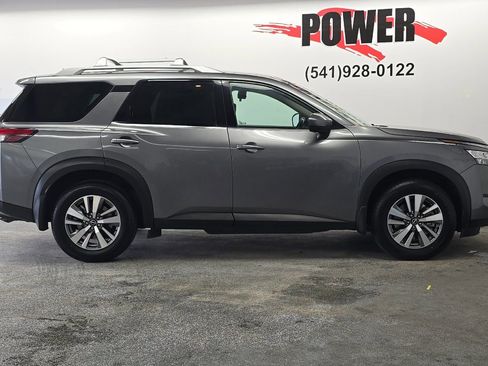 Used 2022 Nissan Pathfinder SL image 2
