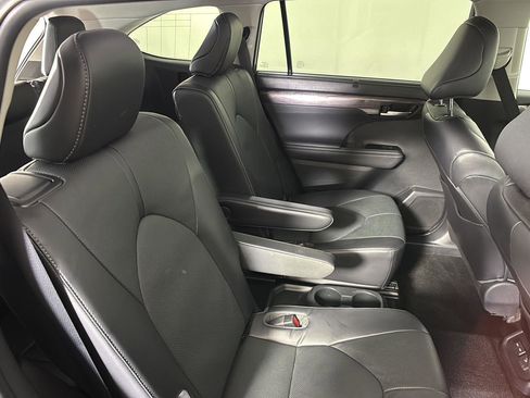 Used 2023 Toyota Highlander Limited image 19