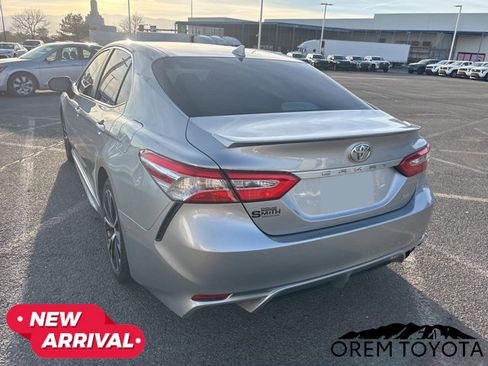Used 2020 Toyota Camry SE image 3