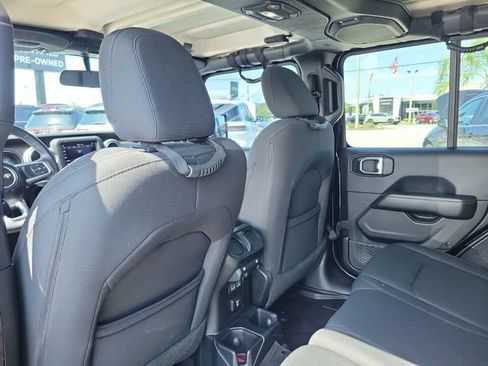 Used 2018 Jeep Wrangler Unlimited Sahara w/ LED Lighting Group AWD/4WD image 12