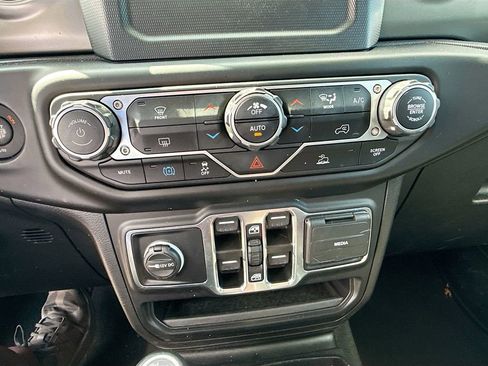 Used 2023 Jeep Wrangler Unlimited w/ Convenience Group AWD/4WD image 17