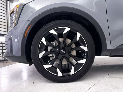 Certified 2025 Kia Sorento SX FWD image 3