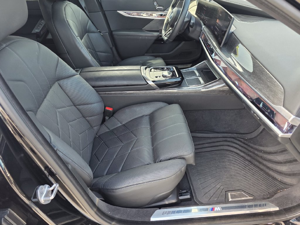 Certified 2023 BMW i7 xDrive60 w/ Parking Assistance Package AWD/4WD image 25