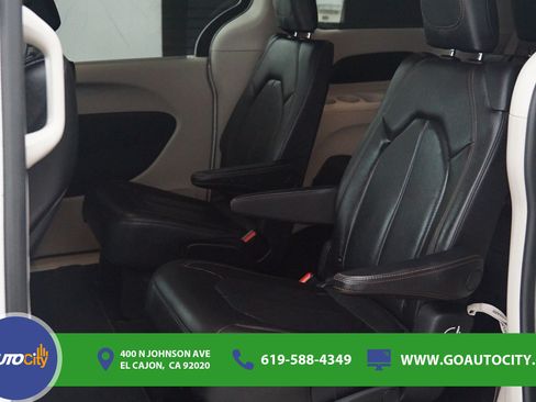 Used 2020 Chrysler Pacifica Touring-L FWD image 12