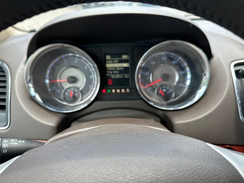 Used 2016 Chrysler Town & Country Touring-L FWD image 19