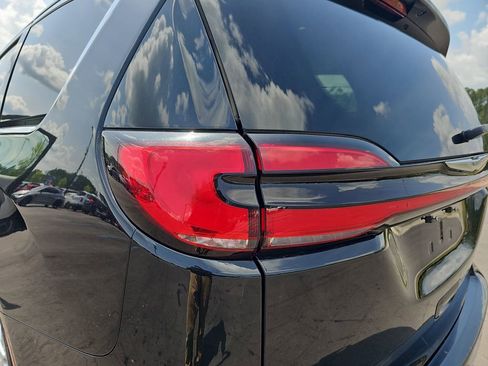 Used 2023 Chrysler Pacifica Touring-L FWD image 38