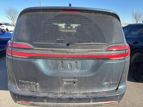 Used 2022 Chrysler Pacifica Limited w/ Uconnect Theater Family Group image 11