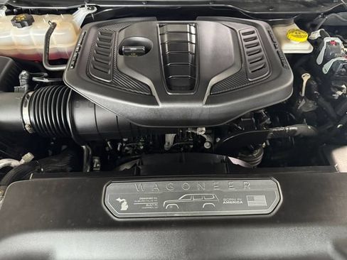 Used 2024 Jeep Wagoneer L Series III w/ Premium Group I AWD/4WD image 7