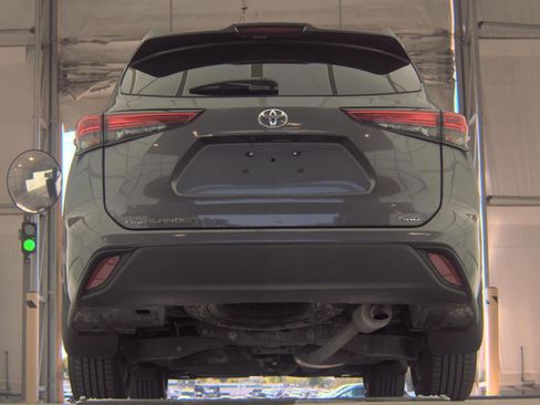 Used 2022 Toyota Highlander L AWD/4WD image 2