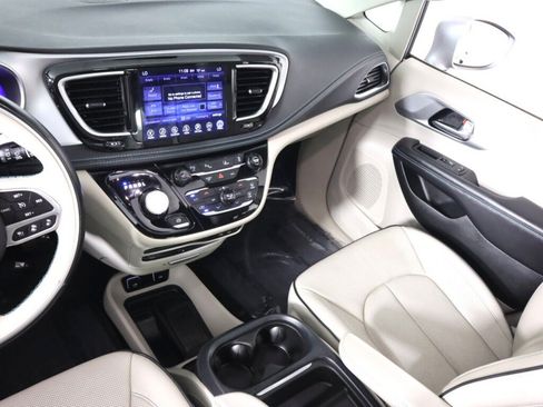 Used 2017 Chrysler Pacifica Platinum FWD image 39