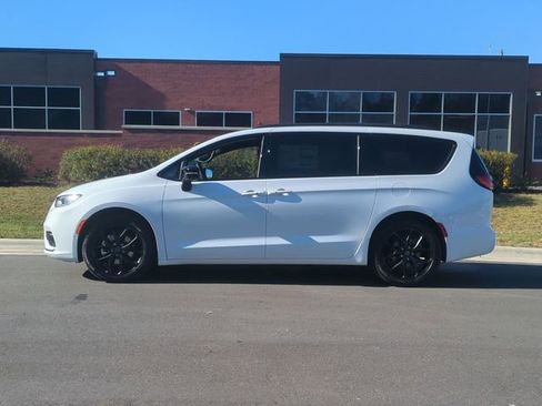 New 2026 Chrysler Pacifica Select w/ S Appearance Package image 10