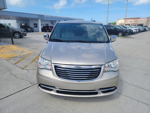 Used 2013 Chrysler Town & Country Touring-L w/ Entertainment Group #2 FWD image 8