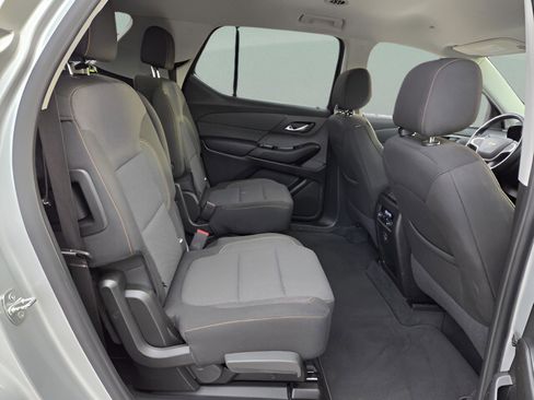 Used 2021 Chevrolet Traverse LT image 18