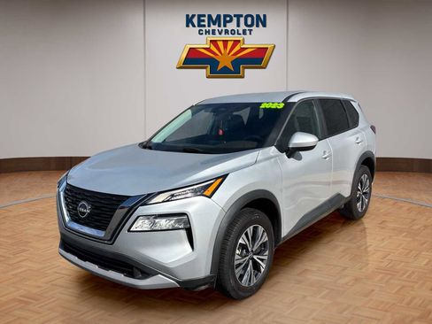 Used 2023 Nissan Rogue SV image 2