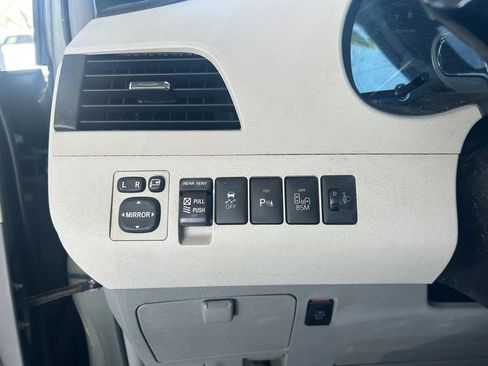 Used 2014 Toyota Sienna Limited w/ Limited Premium Package image 14