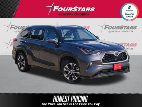 Used 2021 Toyota Highlander XLE AWD/4WD image 1