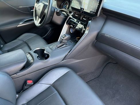 Used 2021 Toyota Venza Limited image 19