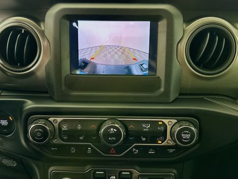 Used 2023 Jeep Gladiator Sport AWD/4WD image 13